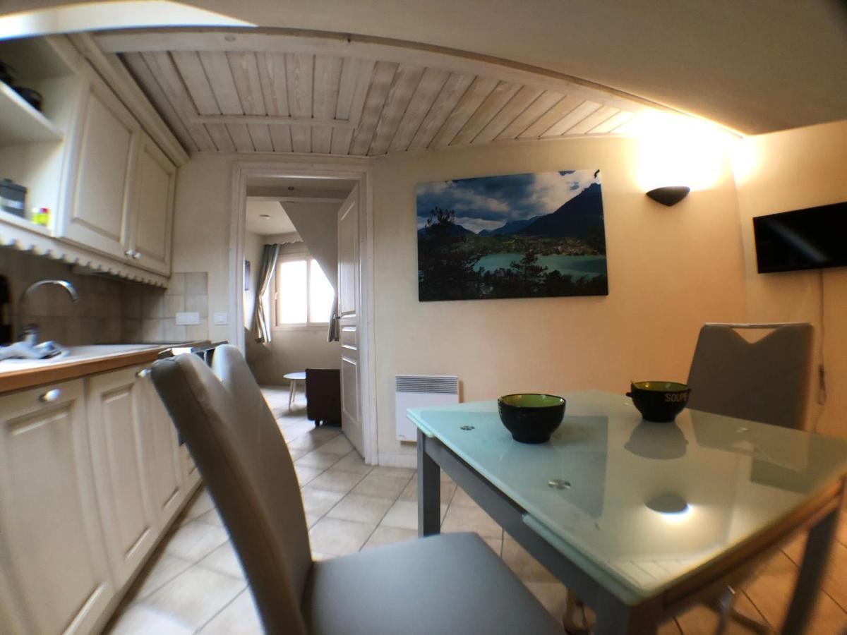 Logement Atypique Avec Vue Unique Panoramique Sur Le Lac D'Annecy, Dans Une Residence Avec Plage Et Ponton Privee Sur La Commune De Duingt Eksteriør bilde