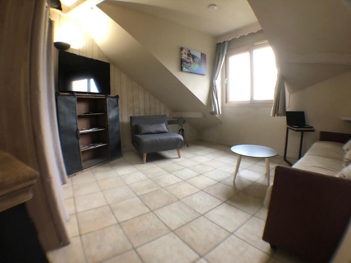 Logement Atypique Avec Vue Unique Panoramique Sur Le Lac D'Annecy, Dans Une Residence Avec Plage Et Ponton Privee Sur La Commune De Duingt Eksteriør bilde